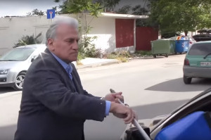 Δημοτικές εκλογές 2019: Ο Παναγιώτης Ψωμιάδης «τιμωρεί» οδηγό που ρίχνει σκουπίδια στο δρόμο (βίντεο)