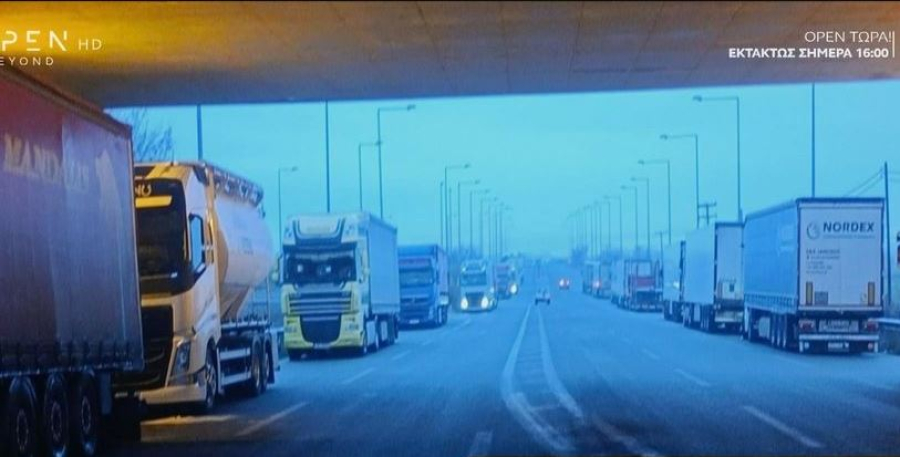 Κακοκαιρία: 80 νταλίκες με πορτοκάλια και φάρμακα «κολλημένες» στο Δερβένι για 32 ώρες