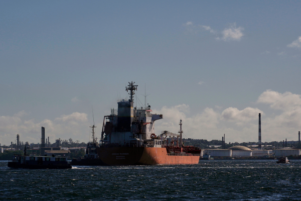 Ιράν: «Πάρτι» δισεκατομμυρίων με «σκοτεινές» συμφωνίες πετρελαίου υπό την απειλή των ΗΠΑ