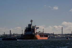 Ιράν: «Πάρτι» δισεκατομμυρίων με «σκοτεινές» συμφωνίες πετρελαίου υπό την απειλή των ΗΠΑ