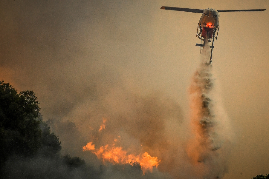 Μαίνεται η φωτιά στα Κύθηρα - Μπαράζ «112» για εκκένωση