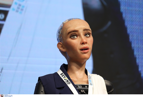 Επικό «στραβοπάτημα» για το Ρομπότ Σοφία στη ΔΕΘ