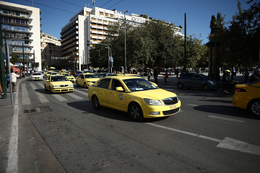 Ξεκίνησε η 24ωρη απεργία των ταξί - Αντιδράσεις για το φορολογικό νομοσχέδιο