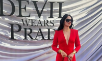 Ζενεβιέβ Μαζαρί: Με κόκκινο φόρεμα στην πρεμιέρα του «The Devil Wears Prada 2»
