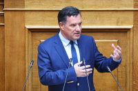 Ο Άδωνις Γεωργιάδης απαντά για τα νανογιλέκα: «Παιδιά, κάπου ώπα…»
