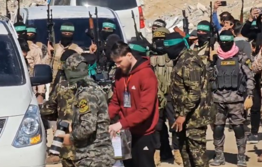 Γάζα: Αυτοί είναι οι όμηροι της Χαμάς που απελευθερώθηκαν σήμερα μετά από σχεδόν 500 ημέρες (βίντεο)