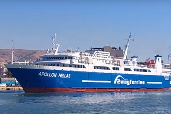 Βλάβη σε πλοίο στο λιμάνι του Πειραιά