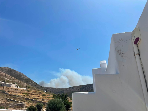 Φωτιά στο Καμπί της Πάρου - Mπαράζ 112 για εκκένωση προς Αλυκή, 12 εναέρια στη «μάχη» με τις φλόγες