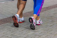 Περπατήστε πιο γρήγορα ή περισσότερο; Μελέτη δείχνει ότι τόσο ο ρυθμός όσο και ο αριθμός των βημάτων μειώνουν τον κίνδυνο θανάτου