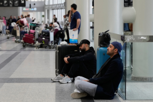 Αεροπορικό χάος στη Μέση Ανατολή: Εγκλωβισμένοι εκατοντάδες Έλληνες ταξιδιώτες