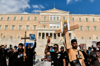 «Τσαρλατάνοι, να τιμωρηθούν» έξαλλοι με τους γιατρούς του αντιεμβολιαστικού κινήματος Θεμιστοκλέους και Θεοδωρίδου