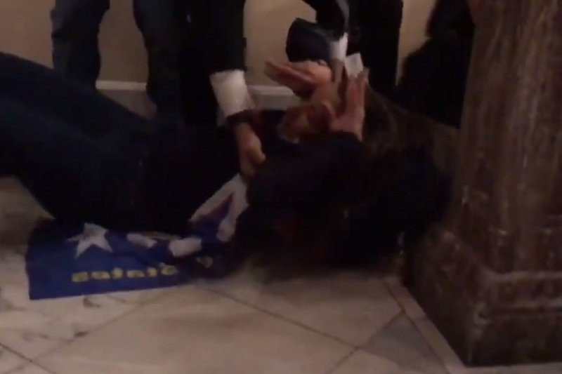 Νεκρή η γυναίκα που πυροβόλησαν στο Καπιτώλιο