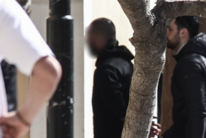 Κολωνός: Για ενδοοικογενειακή βία και όχι για το θάνατο της 31χρονης προφυλακίζεται ο 38χρονος σύντροφός τη