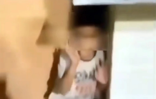 «Ζήτω ο Κασιδιάρης, πες το ρε»: Ακραίο bullying σε τρομαγμένο παιδί που προσπαθούσε να κρυφτεί