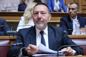 Σήμα Στουρνάρα στις τράπεζες για ενίσχυση της οικονομίας εν μέσω διεθνών κινδύνων