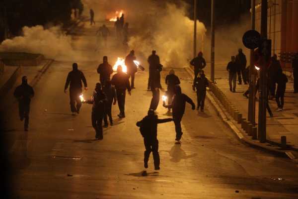 Επίθεση με πέτρες και μπουκάλια σε διμοιρία των ΜΑΤ στα εξάρχεια