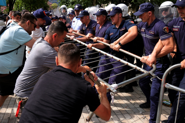 Αλβανία: Επεισόδια και δακρυγόνα έξω από τη Βουλή, πέταξαν αυγά σε βουλευτές (Εικόνες και βίντεο)