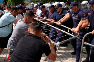 Αλβανία: Επεισόδια και δακρυγόνα έξω από τη Βουλή, πέταξαν αυγά σε βουλευτές (Εικόνες και βίντεο)