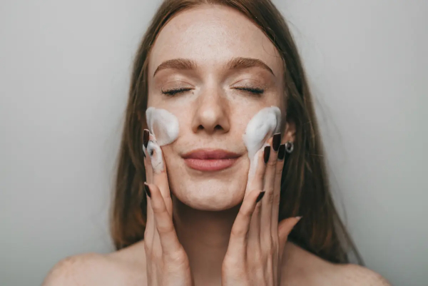 Τι καθαριστικό προσώπου να επιλέξεις ανάλογα με τον τύπο της επιδερμίδας σου