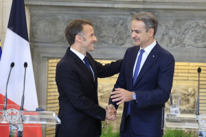 Κοινές δηλώσεις Μητσοτάκη-Μακρόν: «Αποδείξαμε ότι η ευρωπαϊκή αλληλεγγύη θεμελιώνεται με πράξεις»