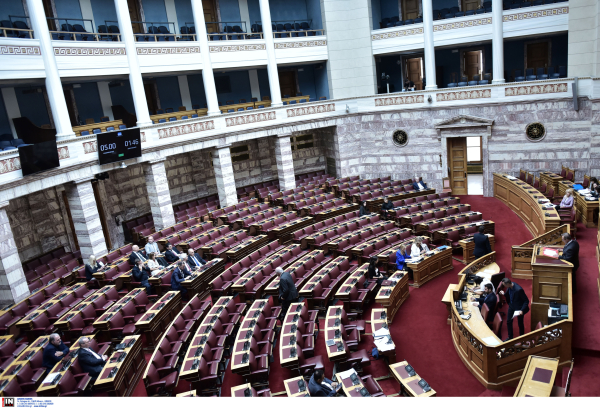 Η ακρίβεια ρίχνει λάδι στη... φωτιά της αντιπαράθεσης του Μαξίμου με την αντιπολίτευση