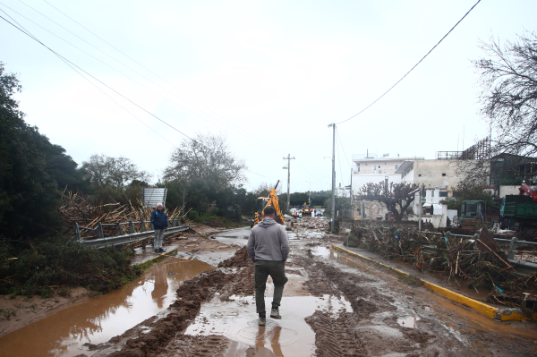 Νεκρός στη Νέα Μάκρη μέσα στην κακοκαιρία: «Τον είδαμε κάτω από το αυτοκίνητο» - Πολλά προβλήματα από την κακοκαιρία
