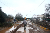 Νεκρός στη Νέα Μάκρη μέσα στην κακοκαιρία: «Τον είδαμε κάτω από το αυτοκίνητο» - Πολλά προβλήματα από την κακοκαιρία