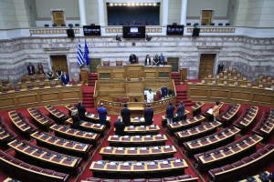 Βουλή: Ενός λεπτού σιγή για τους Νίκο Ταγαρά και Νάσο Αθανασίου