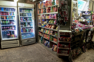 Εξάρχεια: Μαχαίρωσαν υπάλληλο περιπτέρου για να τον ληστέψουν - Νοσηλεύεται στον «Ερυθρό Σταυρό»