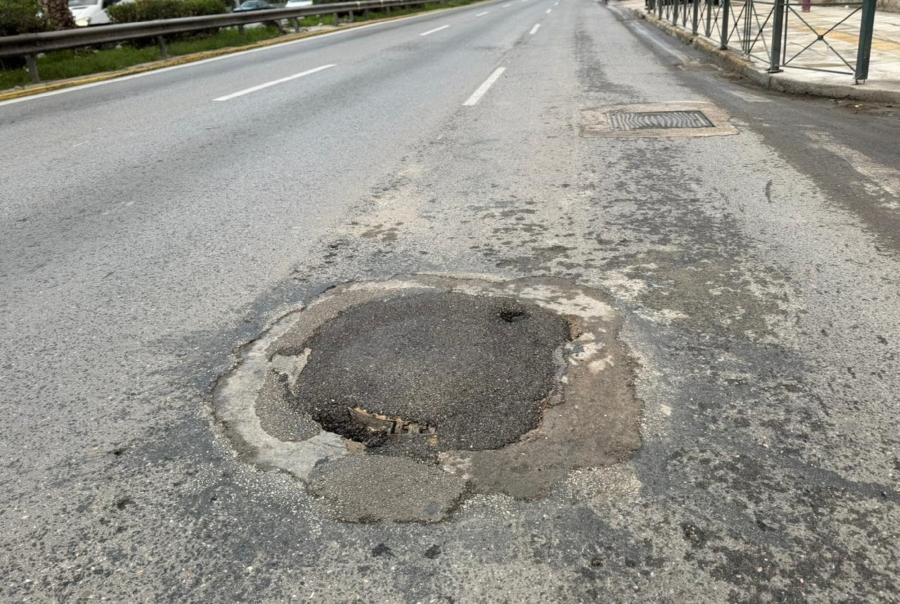 Άλιμος: Κάλυψαν πρόχειρα με πίσσα το φρεάτιο από το οποίο πλημμύρισε με λύματα η Ποσειδώνος (Εικόνες)