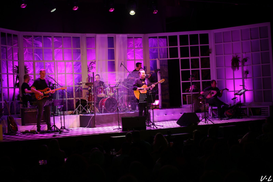 Είδαμε τον Κώστα Μακεδόνα στην ταράτσα του Λαμπέτη