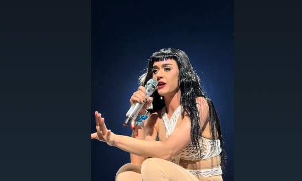 Κέιτι Πέρι: «Σταμάτα να στέλνεις μηνύματα στον άντρα μου», είπε σε φαν - Την ώρα της συναυλίας (Βίντεο)
