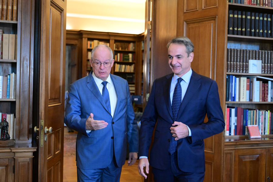 Αποστάσεις Μητσοτάκη από την παρέμβαση του ΠτΔ και επικοινωνιακή αντεπίθεση με... ευρώ