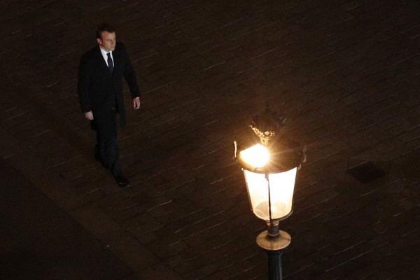 Είσοδος του νικητή Μακρόν στο Λούβρο υπό τον ύμνο της ΕΕ