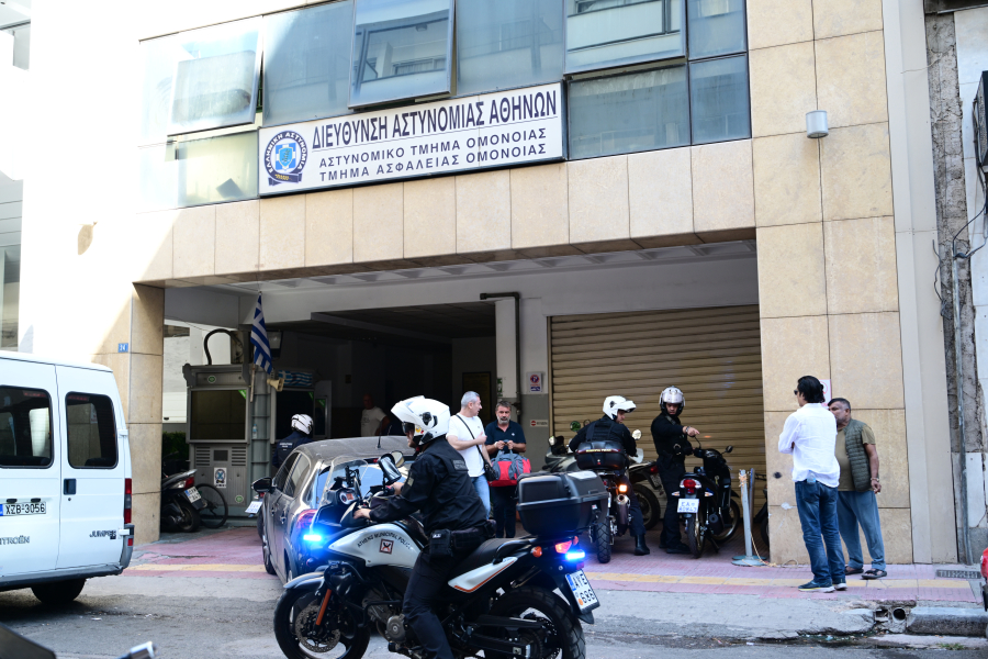 Άγνωστοι έκλεψαν κατασχεμένα οχήματα έξω από το ΑΤ Ομονοίας