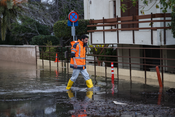 Σε κόκκινο συναγερμό 4 περιφέρειες: Live η επέλαση της κακοκαιρίας