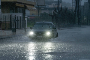 Σε κόκκινο συναγερμό 4 περιφέρειες: Live η επέλαση της κακοκαιρίας