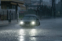 Σε κόκκινο συναγερμό 4 περιφέρειες: Live η επέλαση της κακοκαιρίας
