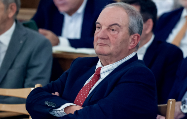 «Σνομπάρει» η κυβέρνηση την εκδήλωση Καρπαθίων με ομιλητή Καραμανλή