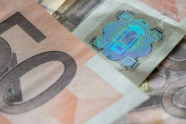 Αποσύρεται τελικά η διάταξη έκπτωσης φόρου για εισοδήματα άνω των 20.000 ευρώ 