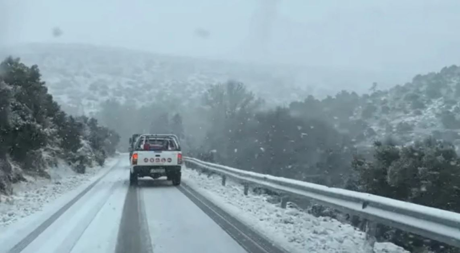 Παραμένουν εγκλωβισμένοι στην Πάρνηθα οι τρεις άνδρες και η ομάδα της ΕΜΑΚ, σπεύδει μηχάνημα του στρατού