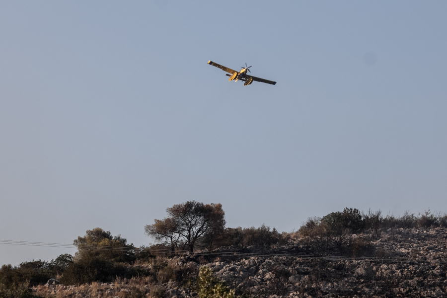 Φωτιά στην Μάνδρα: Προσήχθη 55χρονη που έκαιγε χόρτα, πού βρίσκεται το μέτωπο της πυρκαγιάς (βίντεο)