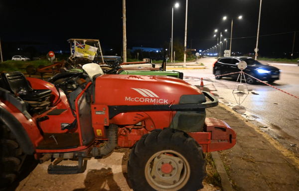 Αμετακίνητοι οι αγρότες: Ετοιμάζονται για Πρωτοχρονιά στους δρόμους