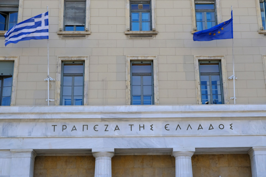 Ελαφρά αποκλιμάκωση στα επιτόκια δανείων