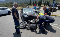 Λαμία: Χάος στον κόμβο Μπράλου – Έπεσε μετασχηματιστής από γερανό και ακολούθησε τροχαίο με μηχανή (φωτογραφίες)