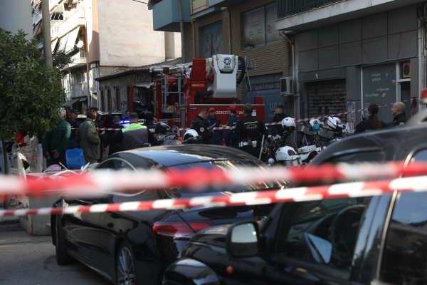 Ακαδημία Πλάτωνος: Εκρηκτικός μηχανισμός εξερράγη σε είσοδο πολυκατοικίας - Τραυματίστηκαν δύο αστυνομικοί και δύο πολίτες