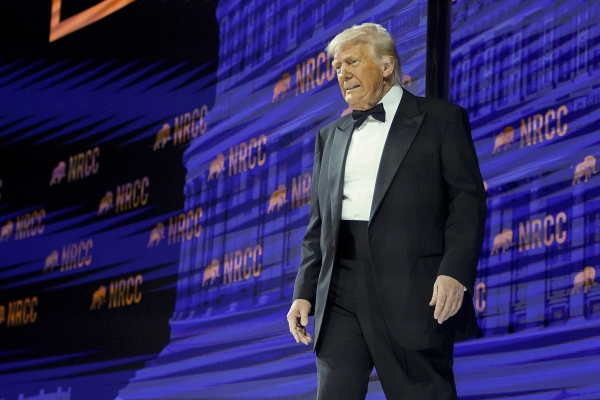 Ο Τραμπ κλιμακώνει τον εμπορικό πόλεμο με την Κίνα: Αυξάνει τους δασμούς στο 125%