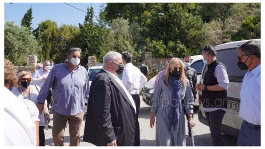 Μαρέβα Μητσοτάκη: Εμφανίστηκε με μπαστούνι στο μνημόσυνο του Κωνσταντίνου Μητσοτάκη (βίντεο)