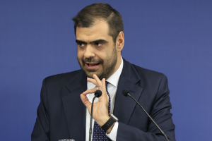 Ο Μαρινάκης «αδειάζει» Άδωνι (Βίντεο)