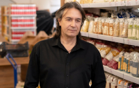 «Σούπερ Ήρωες»: Τι κάνει ο Γιάννης Κότσιρας στο σούπερ;